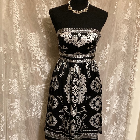 White House Black Market Dresses & Skirts - EUC White House Black Market 100% Silk Strapless Women’s Dress Size 0